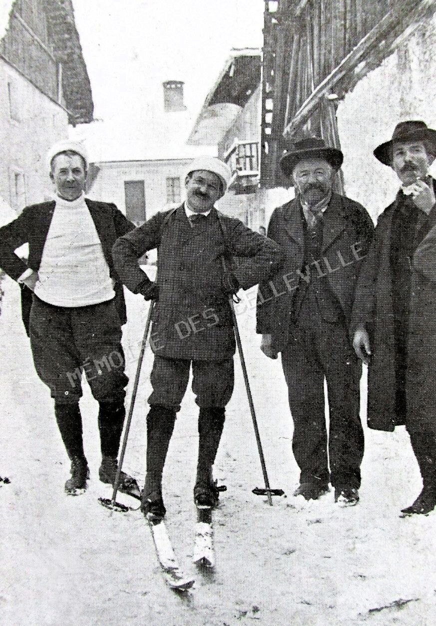 Antoine Borrel chaussé de skis, entouré de trois hommes en Savoie dans les années 1930.