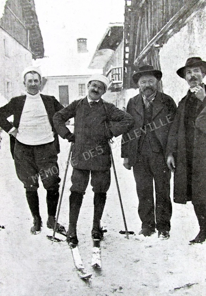 Antoine Borrel à ski avec Adrien Rey-Golliet, maire des Avanchers, et Alexis Bouvier, en Savoie au début du XXe siècle. Antoine Borrel chaussé de skis, entouré de trois hommes en Savoie dans les années 1930.