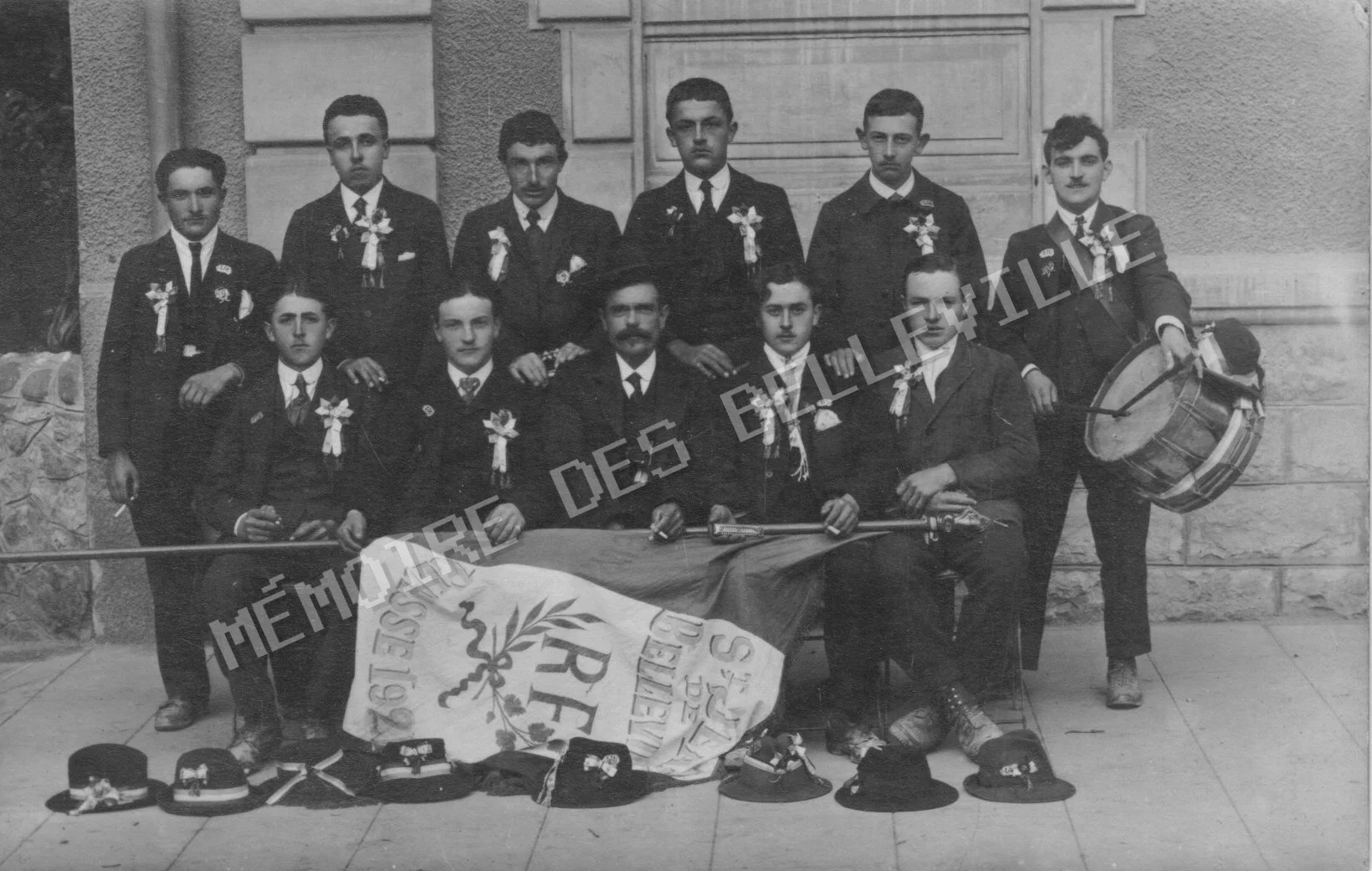 Les conscrits de Saint-Jean-de-Belleville de la classe 1924, réunis avec leur bannière et leur tambour. Groupe de dix conscrits de Saint-Jean-de-Belleville, classe 1924, avec bannière républicaine et tambour.