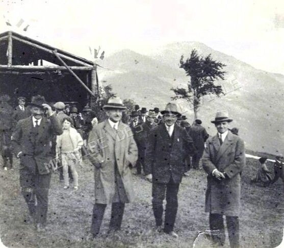 Étienne Chavoutier, Antoine Borrel et Jean Moulin lors de l’inauguration de la route du Puits à Fontaine-le-Puits en 1928.