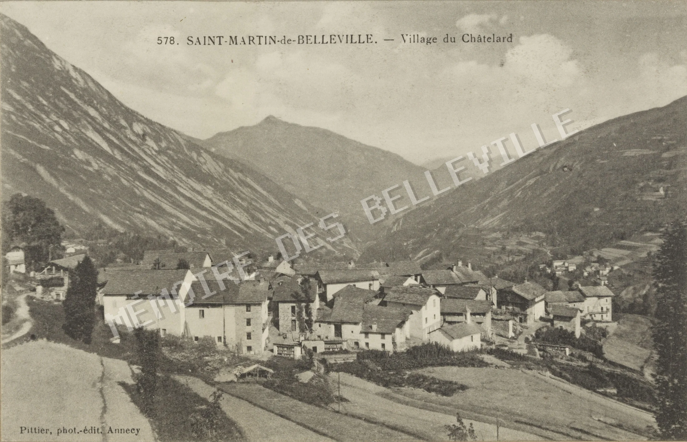 Le village du Châtelard à Saint-Martin-de-Belleville vers 1899, photographié par Auguste et Ernest Pittier. Vue ancienne du village du Châtelard à Saint-Martin-de-Belleville vers 1899, entouré de terres agricoles et de montagnes.