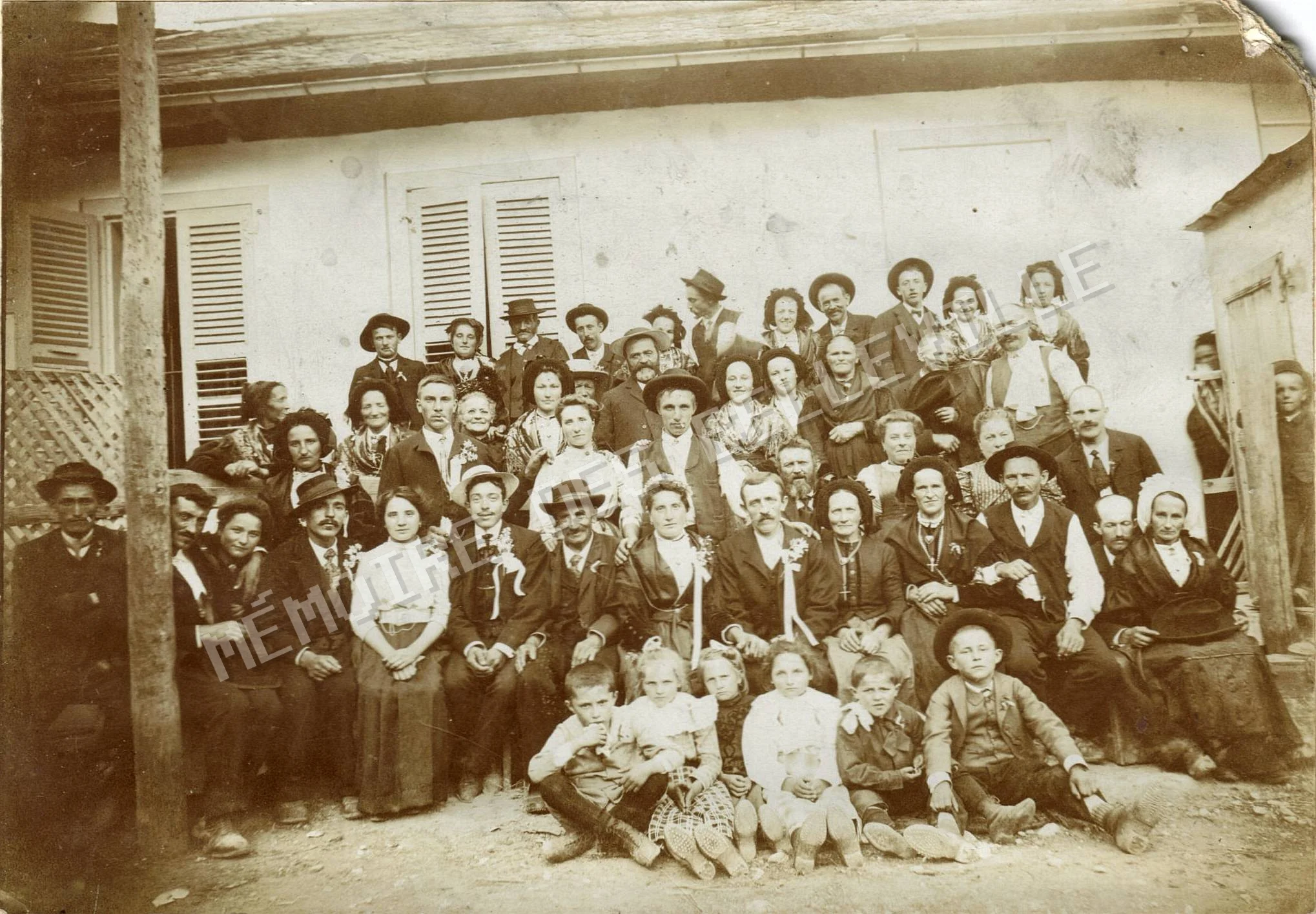 Familles et invités réunis pour le mariage de Cyprien Antoine Bonnefoy-Cudraz et Joséphine Émilie Chavoutier, le 1er juillet 1911 à Saint-Jean-de-Belleville. Photographie de groupe du mariage de Cyprien Antoine Bonnefoy-Cudraz et Joséphine Émélie Chavoutier à Saint-Jean-de-Belleville en 1911.