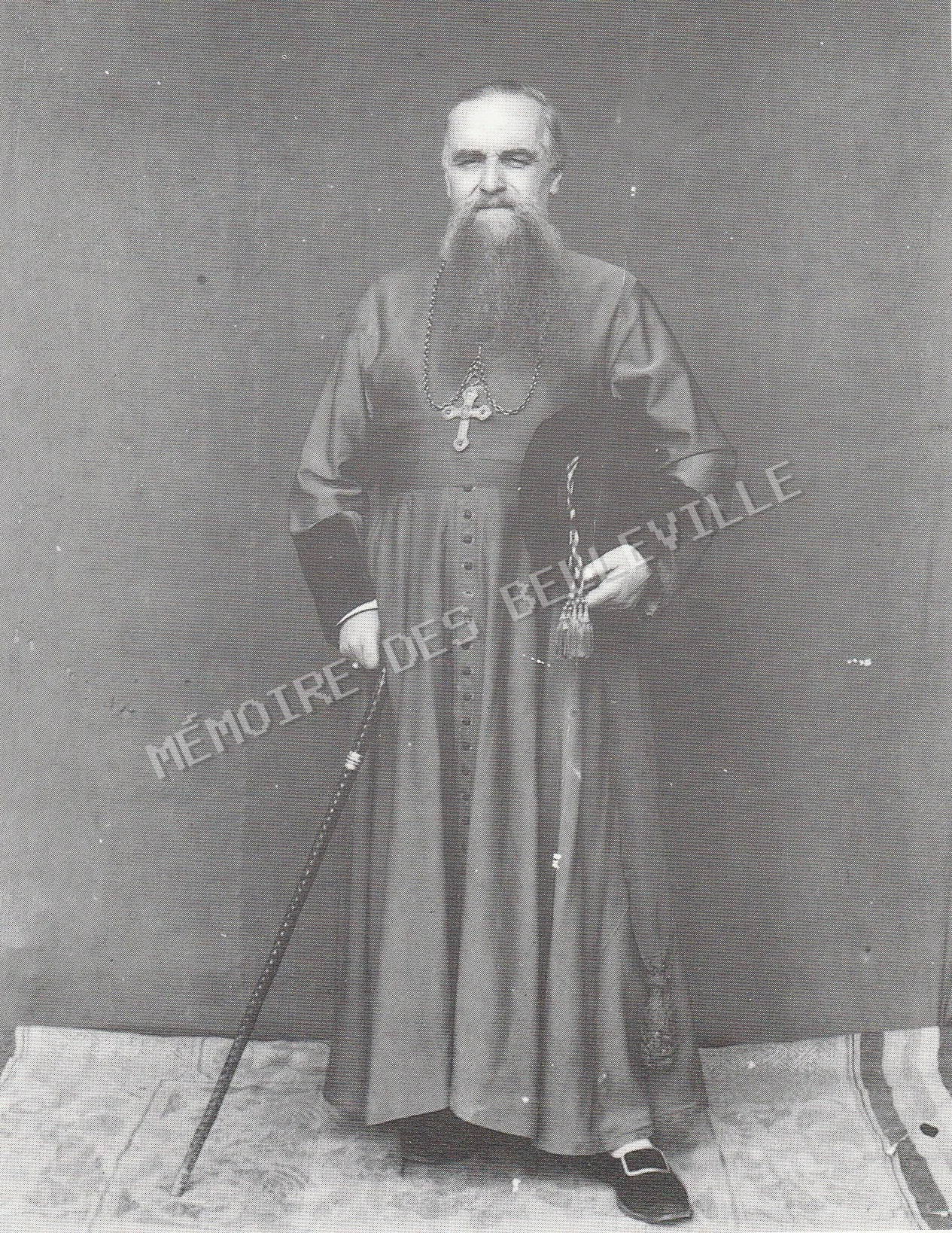 Mgr Marie-Julien Dunand (1841-1915), originaire de Saint-Jean-de-Belleville, vicaire apostolique au Sichuan de 1893 à 1915. Portrait en pied de Mgr Marie-Julien Dunand, missionnaire originaire de Saint-Jean-de-Belleville et vicaire apostolique au Sichuan.