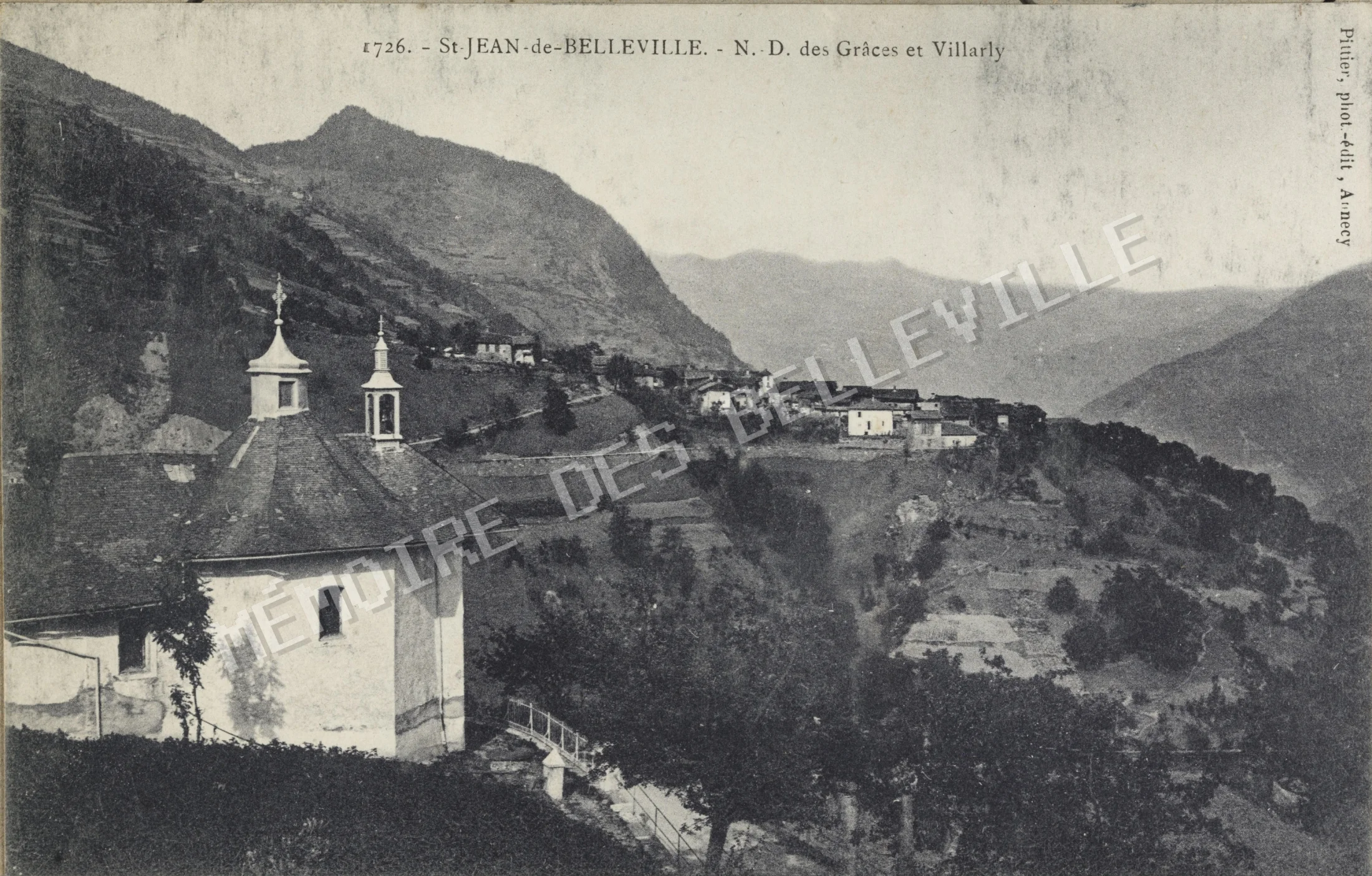 La chapelle Notre-Dame-des-Grâces et le hameau de Villarly, photographiés par Auguste et Ernest Pittier au début du XXe siècle. Chapelle Notre-Dame-des-Grâces au premier plan et hameau de Villarly en arrière-plan, à Saint-Jean-de-Belleville.