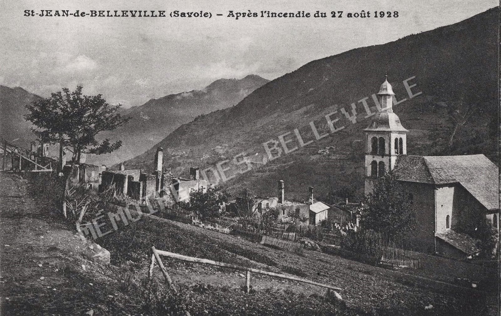 Ruines de Saint-Jean-de-Belleville après l’incendie du 27 août 1928, avec l’église Saint-Jean-Baptiste épargnée.