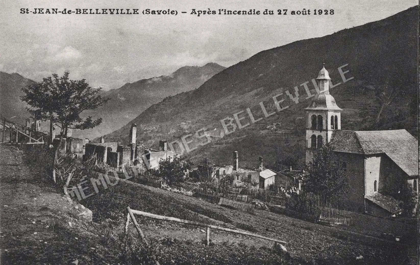 Saint-Jean-de-Belleville après le terrible incendie du 27 août 1928. L’église Saint-Jean-Baptiste apparaît intacte au milieu des ruines. Ruines de Saint-Jean-de-Belleville après l’incendie du 27 août 1928, avec l’église Saint-Jean-Baptiste épargnée.