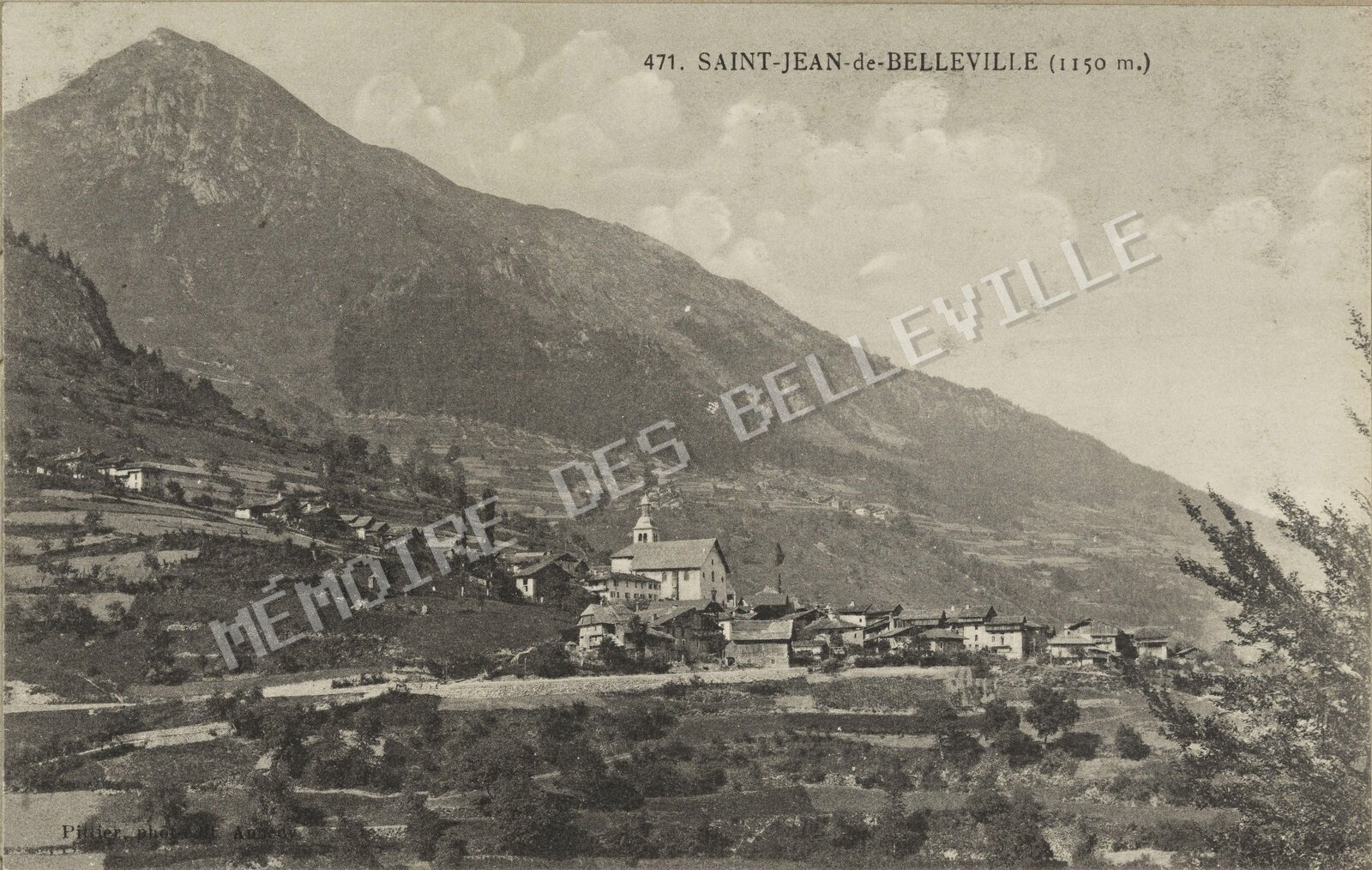 Vue générale de Saint-Jean-de-Belleville en 1899, avec l’église Saint-Jean-Baptiste et les terres agricoles environnantes.