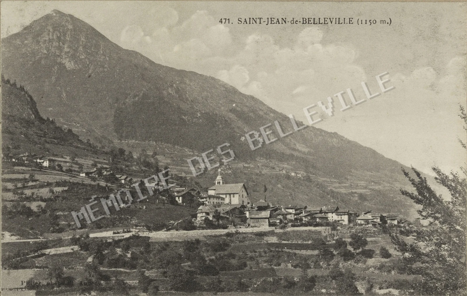 Vue générale de Saint-Jean-de-Belleville en 1899, dominée par l’église Saint-Jean-Baptiste et entourée de terres agricoles. Vue générale de Saint-Jean-de-Belleville en 1899, avec l’église Saint-Jean-Baptiste et les terres agricoles environnantes.