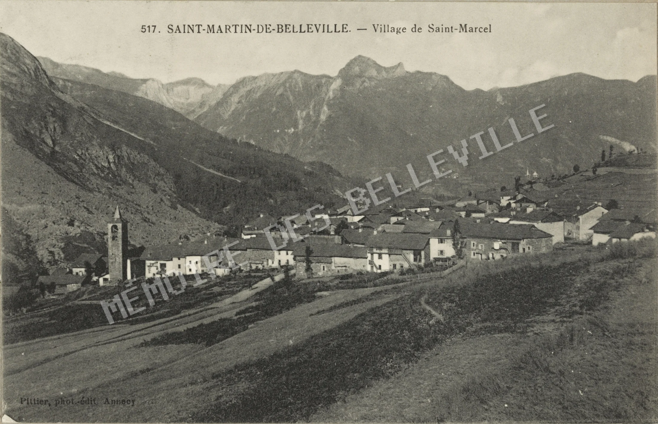 Le village de Saint-Marcel à Saint-Martin-de-Belleville en 1899, photographié par Auguste et Ernest Pittier. Vue du village de Saint-Marcel à Saint-Martin-de-Belleville en 1899, avec la chapelle Saint-Marcel-Saint-Grégoire.