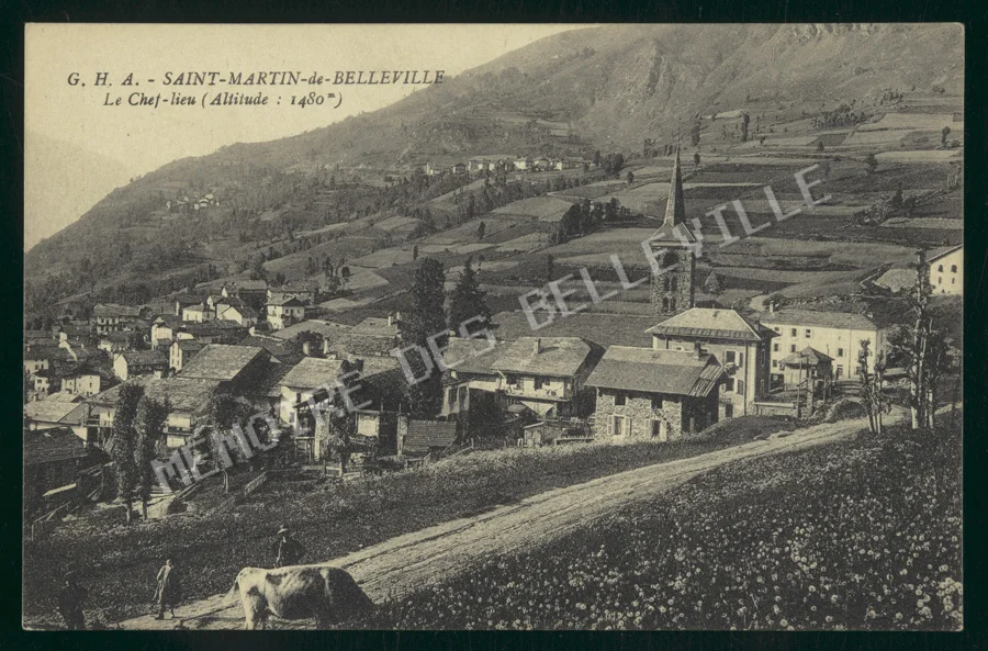 Vue générale du chef-lieu de Saint-Martin-de-Belleville, dominé par son église et entouré de terres agricoles. Carte postale G.H.A. Vue ancienne du chef-lieu de Saint-Martin-de-Belleville avec l’église, les maisons et les terres agricoles sur les versants.