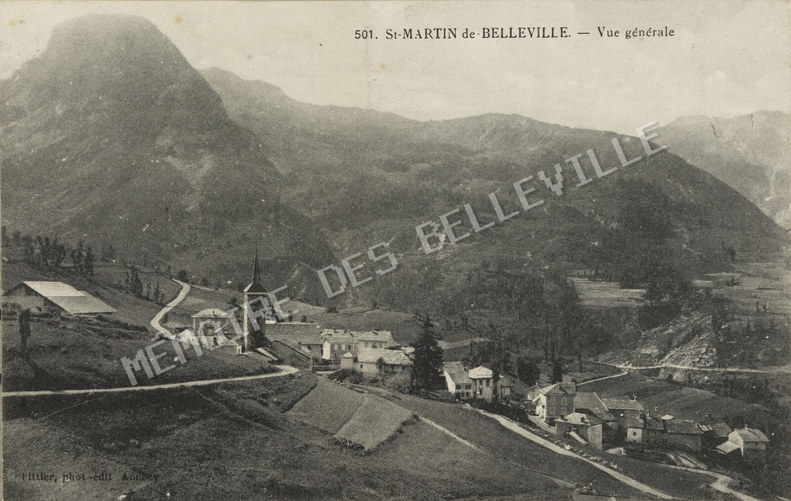 Vue générale de Saint-Martin-de-Belleville en 1899, avec l’église, les habitations et les terres agricoles de la vallée.