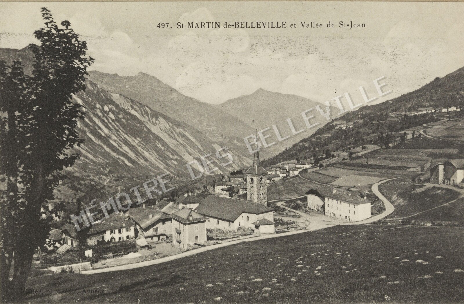 Vue panoramique de Saint-Martin-de-Belleville et de la vallée de Saint-Jean en 1899, avec l’église et les terres agricoles.
