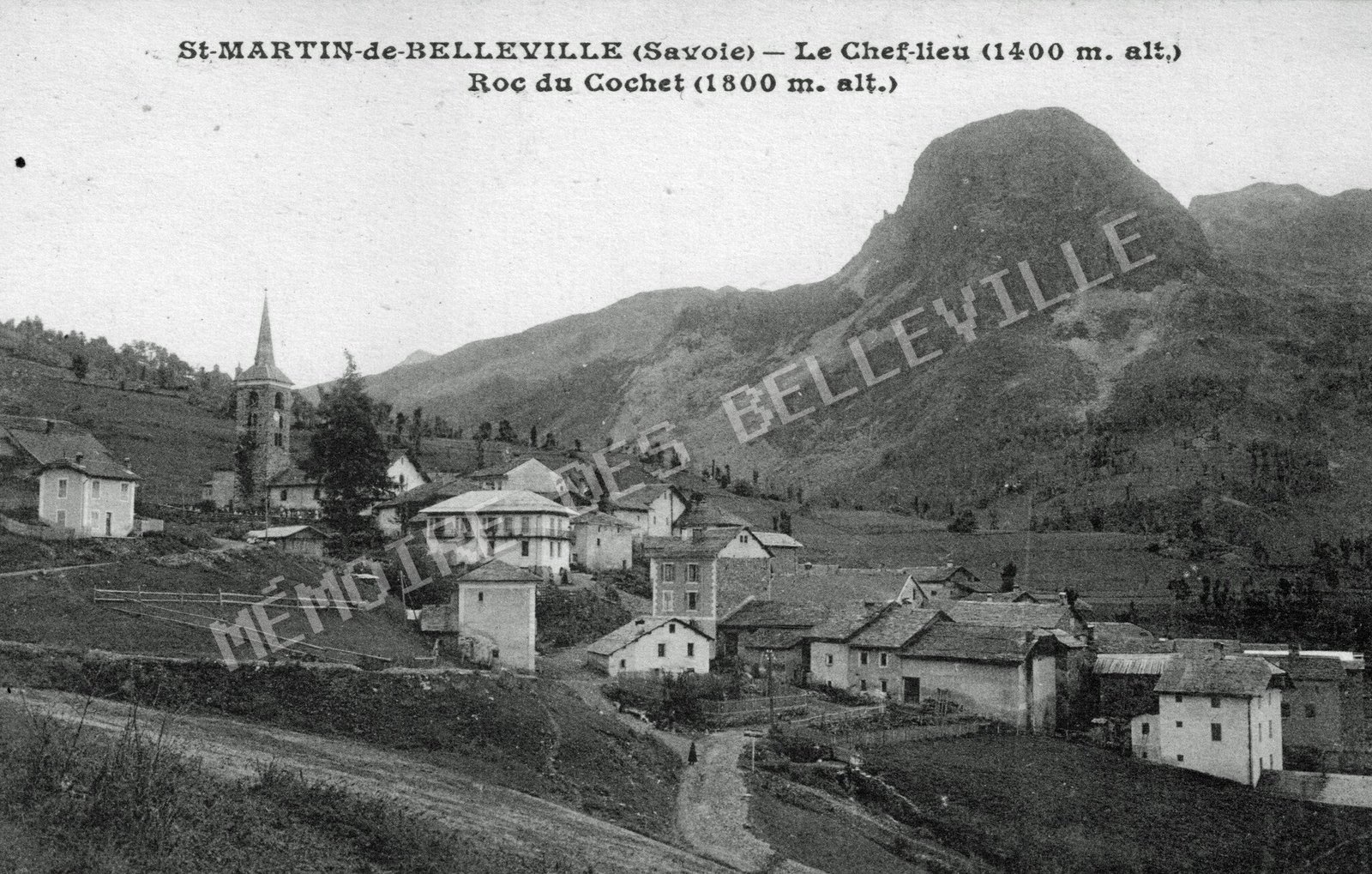 Vue ancienne du chef-lieu de Saint-Martin-de-Belleville dominé par le Roc du Cochet, vers 1904.
