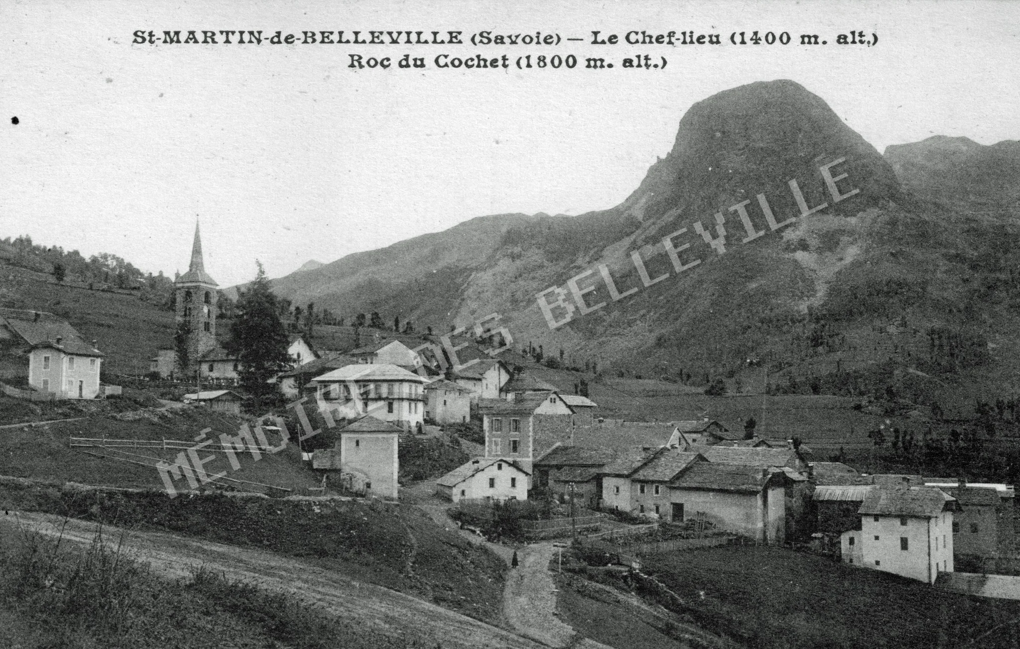 Le chef-lieu de Saint-Martin-de-Belleville au début du XXe siècle, dominé par le Roc du Cochet. Carte postale ancienne, vers 1904. Vue ancienne du chef-lieu de Saint-Martin-de-Belleville dominé par le Roc du Cochet, vers 1904.