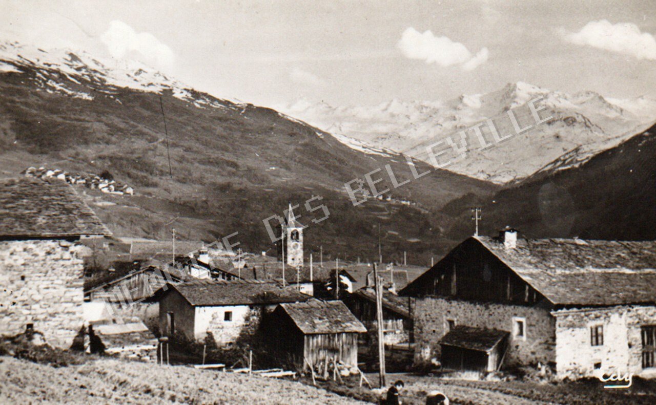 Vue ancienne du hameau de Saint-Marcel vers 1960, avec ses maisons traditionnelles et la chapelle Saint-Marcel-Saint-Grégoire.