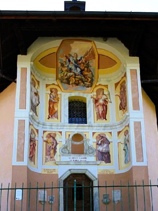 Façade baroque peinte de la chapelle Notre-Dame des Grâces à Saint-Jean-de-Belleville, Savoie, avec fresques religieuses et Assomption de la Vierge