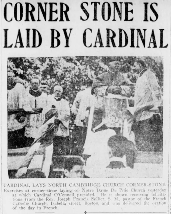 Cardinal O’Connell posant la première pierre de l’église Notre-Dame-de-Pitié à North Cambridge en 1921, entouré de prêtres.