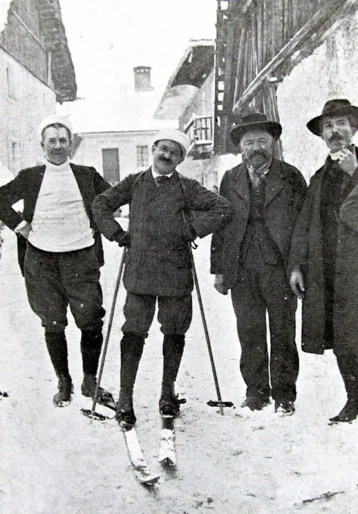 Antoine Borrel à ski en Savoie, photographié au début du XXe siècle, aux Avanchers.