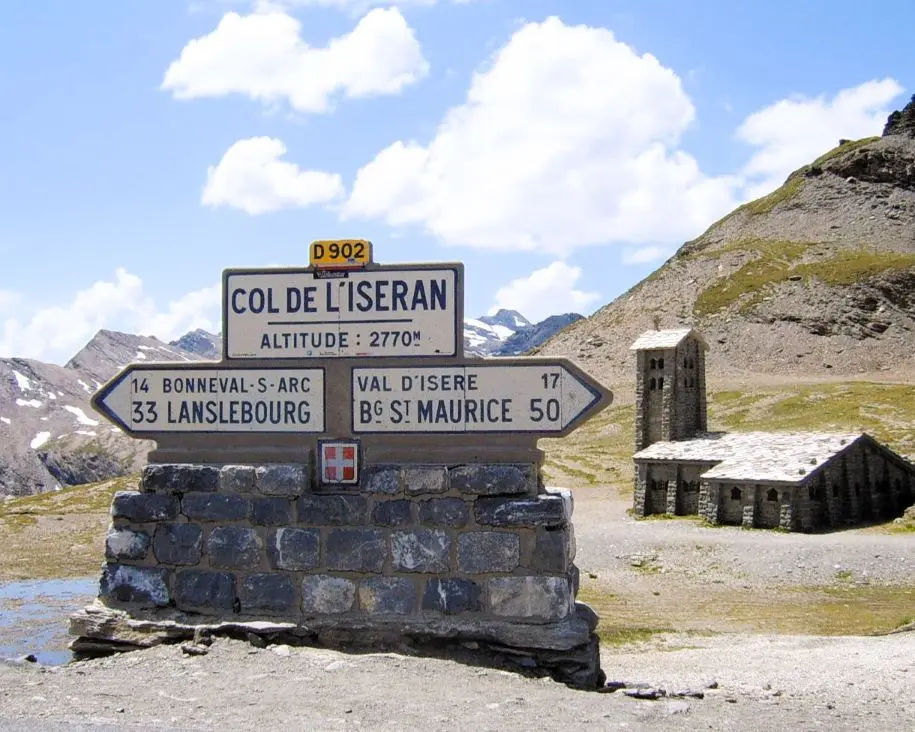 Panneaux de signalisation au sommet du col de l’Iseran en Savoie, altitude 2770 mètres.