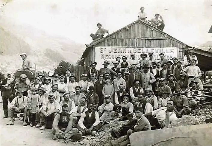 Ouvriers et habitants posant à Saint-Jean-de-Belleville après l’incendie de 1928.
