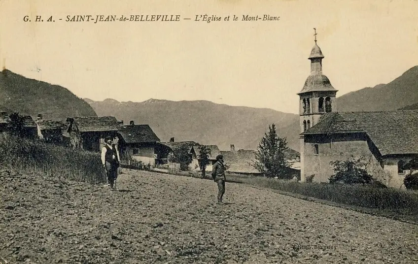 Carte postale ancienne de Saint-Jean-de-Belleville montrant l’église du village et le Mont-Blanc en arrière-plan