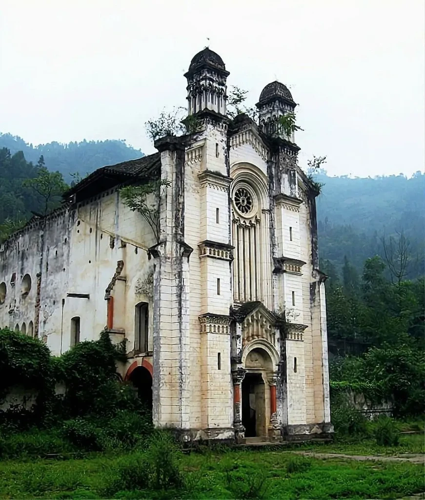 Façade du séminaire de Bailu, appelé Seminarium Annuntiationis, dans le Sichuan, œuvre liée à l’action de Marie-Julien Dunand.