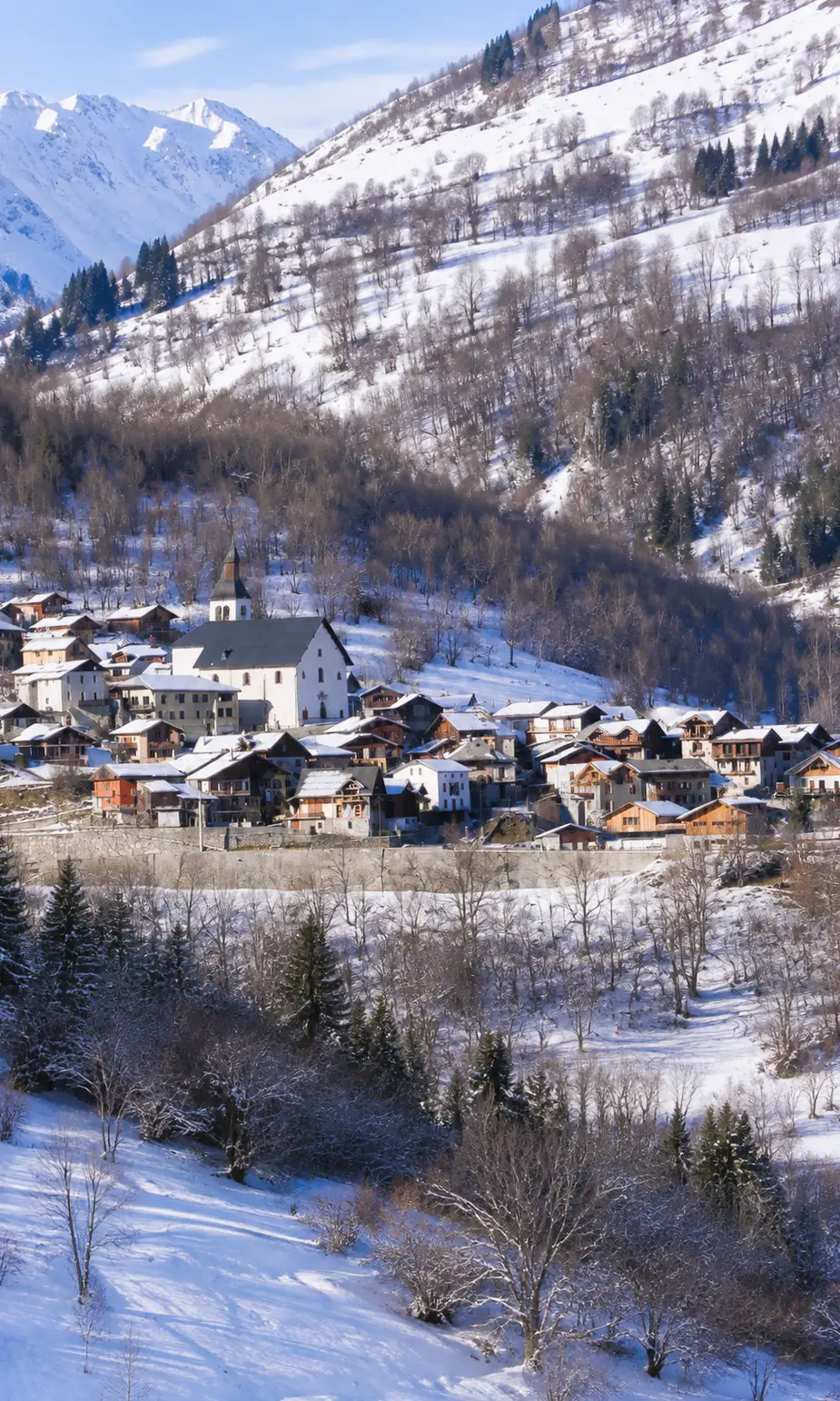 Illustration de Saint-Jean-de-Belleville en hiver, avec son église, les maisons du village et les versants enneigés de la vallée des Belleville.