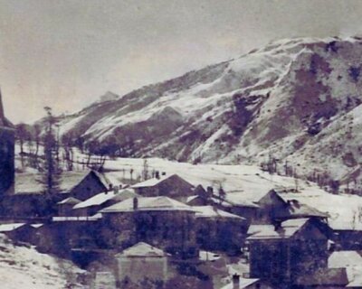 Carte postale ancienne du village de Saint-Martin-de-Belleville en Savoie, enneigé en hiver, avec son église et des maisons traditionnelles
