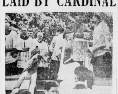 Cardinal O’Connell posant la première pierre de l’église Notre-Dame-de-Pitié à North Cambridge en 1921, entouré de prêtres.
