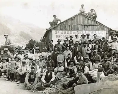 Ouvriers et habitants posant à Saint-Jean-de-Belleville après l’incendie de 1928.
