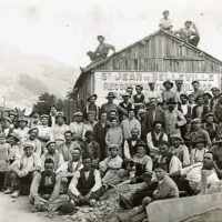 Ouvriers et habitants posant à Saint-Jean-de-Belleville après l’incendie de 1928.