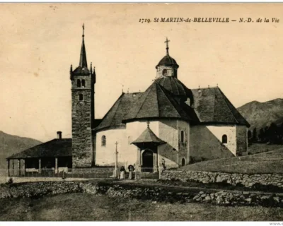 Le sanctuaire Notre-Dame-de-la-Vie à Saint-Martin-de-Belleville sur une carte postale ancienne. Carte postale ancienne du sanctuaire Notre-Dame-de-la-Vie à Saint-Martin-de-Belleville, dans la vallée des Belleville en Savoie