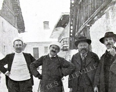 Antoine Borrel chaussé de skis, entouré de trois hommes en Savoie dans les années 1930.