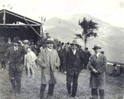 Étienne Chavoutier, Antoine Borrel et Jean Moulin lors de l’inauguration de la route du Puits à Fontaine-le-Puits en 1928.