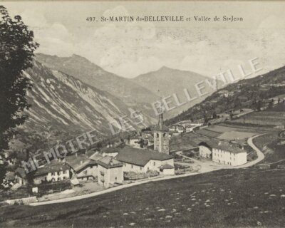 Vue panoramique de Saint-Martin-de-Belleville et de la vallée de Saint-Jean en 1899, avec l’église et les terres agricoles.