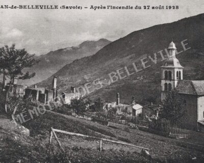 Ruines de Saint-Jean-de-Belleville après l’incendie du 27 août 1928, avec l’église Saint-Jean-Baptiste épargnée.