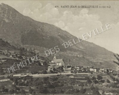 Vue générale de Saint-Jean-de-Belleville en 1899, avec l’église Saint-Jean-Baptiste et les terres agricoles environnantes.