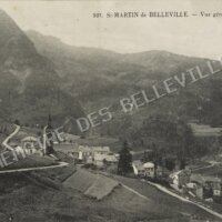 Vue générale de Saint-Martin-de-Belleville en 1899, avec l’église, les habitations et les terres agricoles de la vallée.