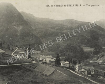 Vue générale de Saint-Martin-de-Belleville en 1899, avec l’église, les habitations et les terres agricoles de la vallée.