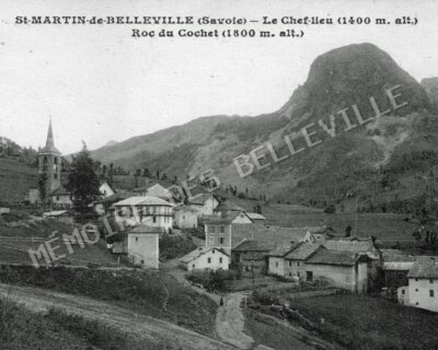 Vue ancienne du chef-lieu de Saint-Martin-de-Belleville dominé par le Roc du Cochet, vers 1904.