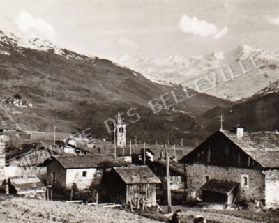 Vue ancienne du hameau de Saint-Marcel vers 1960, avec ses maisons traditionnelles et la chapelle Saint-Marcel-Saint-Grégoire.